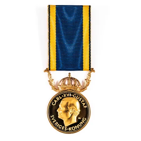 Förtjänstmedalj Carl XVI Gustav, 14K guld, Ø 27,5 mm, bruttovikt: 15,0g. Namngravyr.
