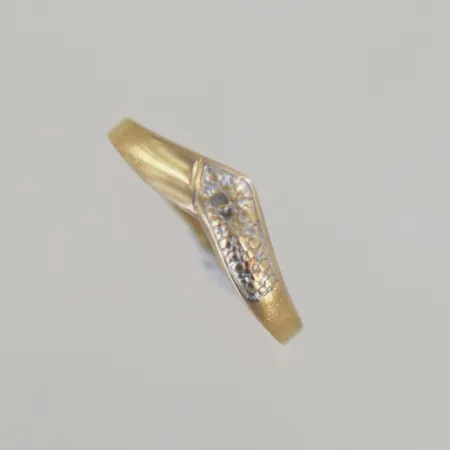 Ring med diamant 0,005ct, Ø 17 mm, 18k lite ojämn skena Vikt: 0,9 g