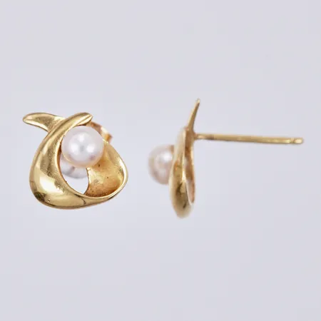 Ett par örhängen med odlade pärlor, längd: ca 1,1cm, bredd: ca 5-10mm, en stopper saknas, 18K Vikt: 2 g
