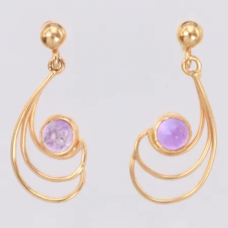 Ett par örhängen med cabochonslipade ametister, längd 21mm, bredd 8,5mm, 18K  Vikt: 1,7 g