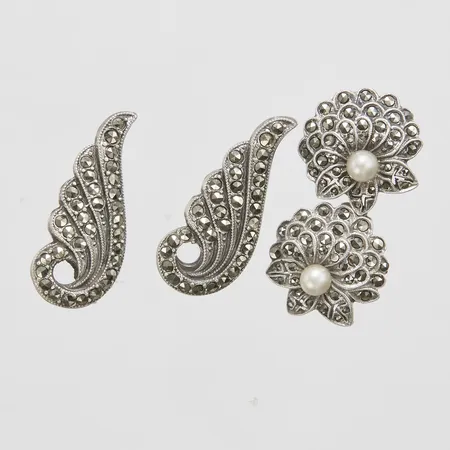 Två par örhängen, imitationspärlor, markasiter, längd ca 17-28mm, bredd ca 11,5-16,5mm, skruvlås, silver Vikt: 13,7 g
