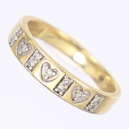 Ring med diamanter totalt 0,10ctv enl. gravyr, stl 17½, bredd 2,5-4mm, GHA, 18K Vikt: 2,8 g