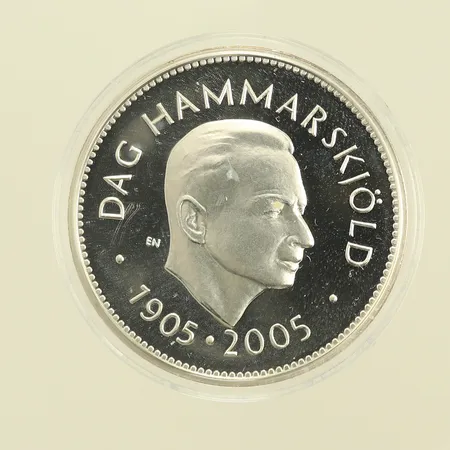 Minnesmynt Dag Hammarskjöld 1905-2005, Vår väg ät glöd och icke aska, nominellt värde 200kr, Silver 925/1000, 27,6g Vikt: 27,6 g