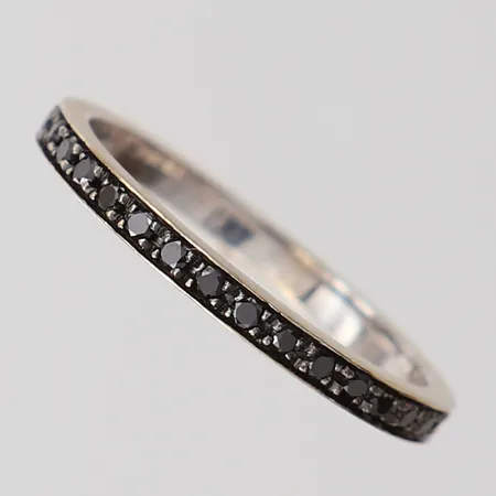 Ring med svarta diamanter 35 x ca 0,01ct, helallians, stl: 16¼, bredd 1,9mm, gravyr, behov av omrodiering, vitguld 18K.  Vikt: 1,6 g