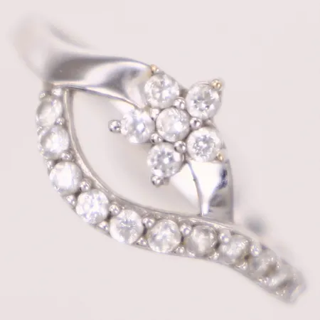 Ring med vita stenar, stl 17½, bredd 1,7-10,2mm, vitguld, 18K  Vikt: 2,1 g