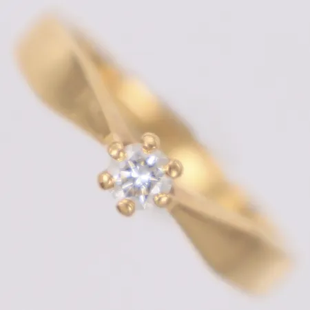 Ring med diamant 1xca0,16ct enligt gravyr, stl 15¾, bredd 2-4,1mm, Indo Nordic Design AB, 18K  Vikt: 3,4 g