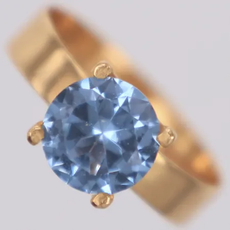 Ring med blå sten, stl 16½, bredd 4,8-7,7mm, Hedbergs Guld, år 1979, Dalsjöfors, personlig gravyr, 18K Vikt: 2,2 g