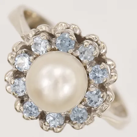 Ring med blå stenar samt pärla, stl 16¼, bredd 12mm, en sten naggad, 18K  Vikt: 3,9 g