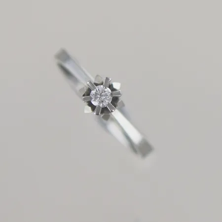 Ring solitär diamant 0,10ct, Ø 16,5 mm, bredd 1,5-3 mm höjd 7 mm, vitguld 18k Vikt: 2,8 g
