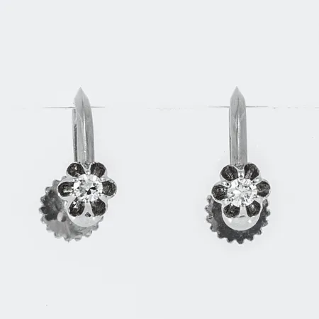 Defekta örhängen i 18K vitguld med 2 x c:a 0,03ct briljantslipade diamanter. Vikt: 1,9g. Skruvmekanik med krokig skruv. 