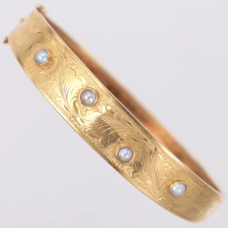 Armring, oval form ca 65X48mm, bredd 6,5-12mm, mönsterdekor, pärlor, öppningsbar, Fryklund & Pålsson Guldateljen år 1951, graverad, ojämnheter, 18K Vikt: 13 g