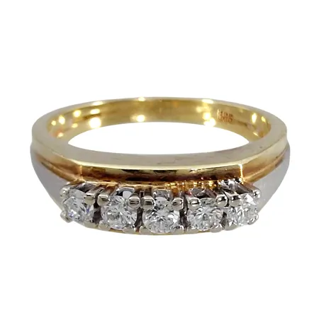 Diamantring, 14K guld, Diamanter 5 x 0,05ct, dekor i vitguld, Ø18¼ mm, skenans bredd 2,3 - 5 mm, fint skick Vikt: 5,1 g