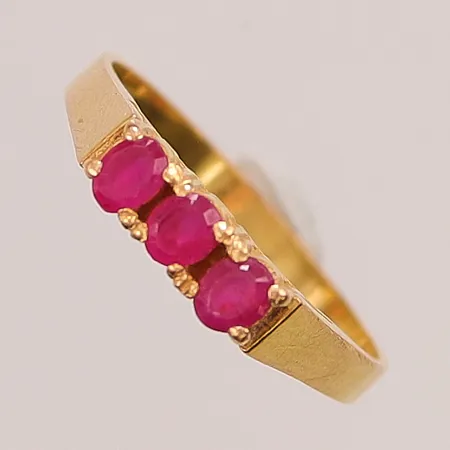 Ring, röda stenar, Ø19, bredd: 2,3-4,1mm, 22K, 3,4g.
