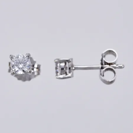 Ett par örhängen med vita stenar, Ø 4mm, 925/1000 silver Vikt: 1 g