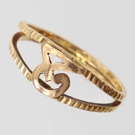 Ring med mönsterdekor, stl 16¾, ca bredd 2,5-7mm. 18K Vikt: 2,1 g