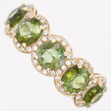 Ring med peridoter samt diamanter 66 x ca 0,005ct, stl: 15¾, bredd: 3-7mm, ej stämplad, smärre bruksslitage, 18K guld.  Vikt: 3,9 g