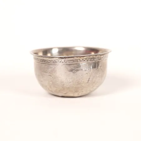 Tumlare, Carl Lemon, Uppsala, 1768, spår efter förgyllning, under mynningen en profilerad bård, ca 6cm, höjd 3cm, åldersbetingat slitage, bristning vid kant, lagning, silver.  Vikt: 21,5 g