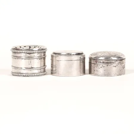 Tre dosor, olika modeller, 1800-tal, höjd 3-3,5cm, slitage, äldre gravyr, en med lagning, silver.   Vikt: 99,7 g