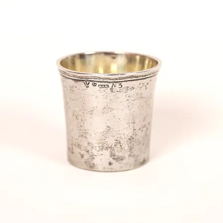 Bägare, Empire, Carl Fredrik Hedin, Örebro, 1819, höjd ca 5cm, konturerad mynning, invändigt spår av förgyllning, åldersbetingat slitage, silver. Vikt: 38,6 g