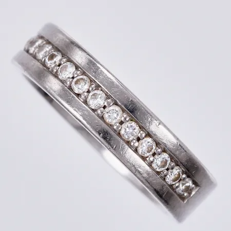 Ring med 14 diamanter totalt ca 0,28ctv, stl: 17, bredd: ca 5mm, graverad, Pd 500