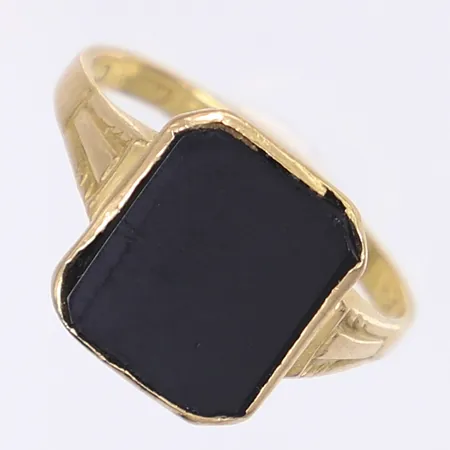 Ring med svart sten, stl 21¼, bredd2-15mm, påtagligt slitage, 18K bruttovikt: 4,2g Vikt: 4,2 g