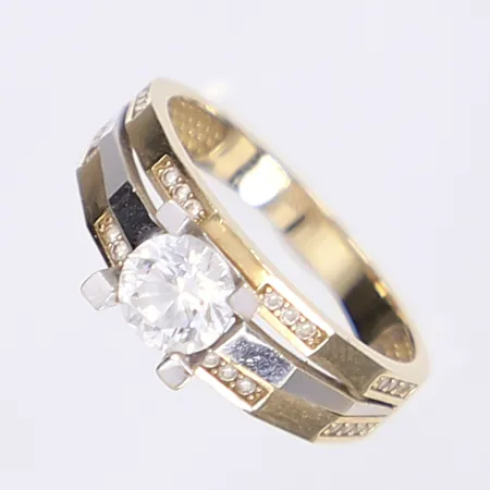 Ring med vita stenar, stl 17½, bredd 3-5mm, slitage, 14K Vikt: 3,2 g