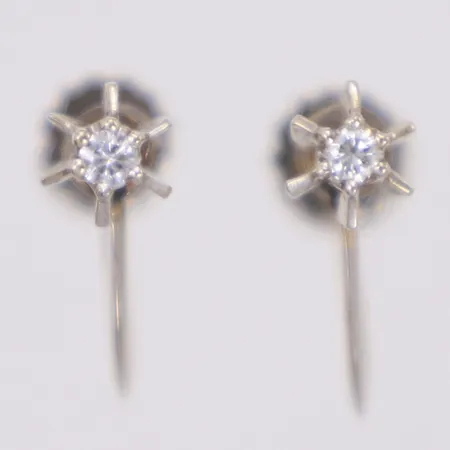 Ett par örhängen med skruvlås, diamanter 2x ca 0,03ctv, vitguld, 18K Vikt: 1,8 g