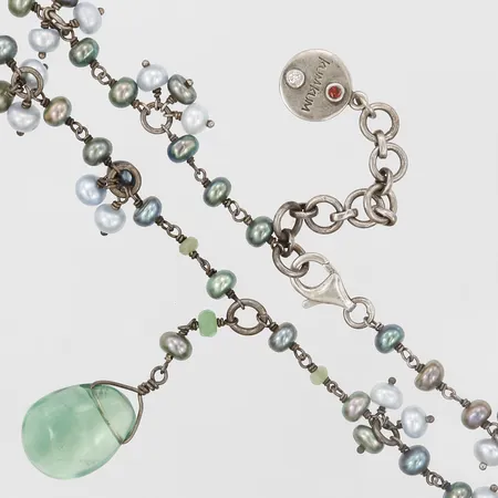 Collier med pärlor, integrerat hänge med grön sten, samt berlock med röd och vit sten, KumKum, justerbar, längd: 43,5- 48,5cm, hänge längd inkl. ögla: 4,5cm, kedjans bredd: 10mm, hänge bredd: 14mm, smärre bruksslitage, 925/1000 silver, bruttovikt: 28,6g. 