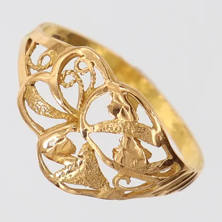 Ring, stl 18, ca bredd 2-12,5mm. 21K Vikt: 2,1 g