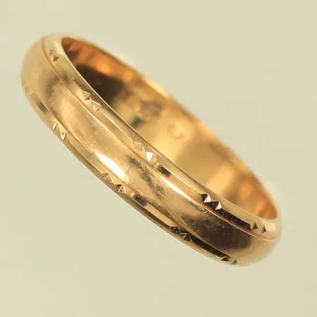 Ring med mönster, stl 18¾, bredd 4mm, sliten, 18K, 3,9g Vikt: 3,9 g