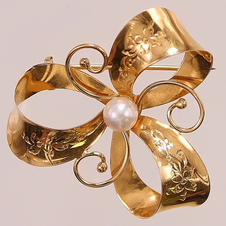 Brosch, med pärla, bredd ca 31,5mm, 18K 4,0g.
