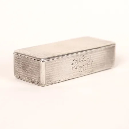 Dosa, Frankrike, med svensk kontrollstämpel, omkring år 1900, längd 9,5cm,  invändigt gravyr, åldersbetingat slitage. Vikt: 77,6 g