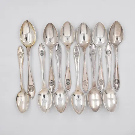 10 Kaffeskedar, 1 moccasked, 1 dessertsked, modell Skytte, längder 12, 13, 14,8cm,  silver 830/1000, schatull medföljer Vikt: 212,3 g