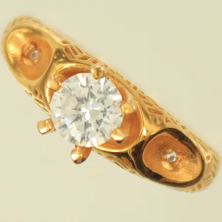 Ring med vita stenar, stl 17¾, bredd 3-7mm, 21K, 3,2g Vikt: 3,2 g