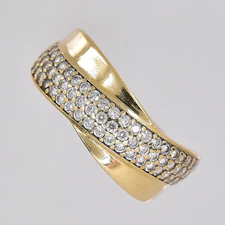 Ring, stl 17½, bredd ovandel 7,6mm, vita stenar, 14K Vikt: 2,4 g