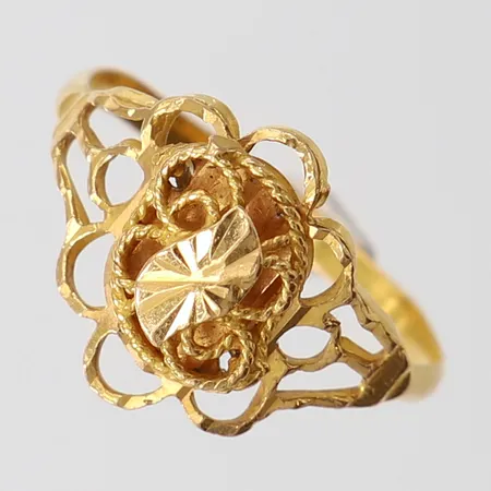 Ring med mönsterdekor, stl 17½, ca bredd 2-13mm, lös mittdel, bucklig. 21K Vikt: 2 g