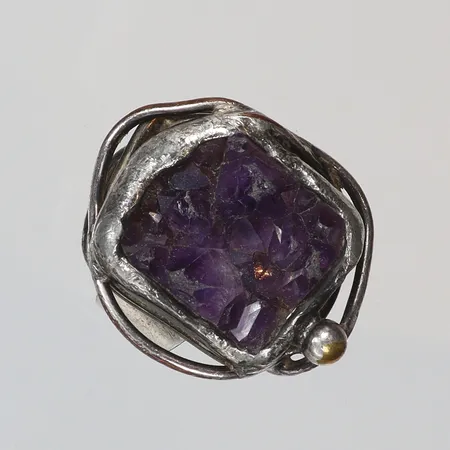 Ring med lila sten troligen ametist stl 18 bredd 3-32mm, i oädel metall, med slitage, otydligt stämplad Smyckessmeden Denmark 