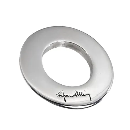 Hänge, design Efva Attling, silver 925/1000, Ø28 mm, tjocklek 3 mm, avsedd att bäras i svart läderband alt. kedja Vikt: 12,9 g