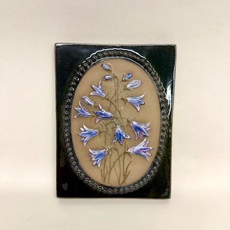 Väggplakett, 17x13cm, Ängsklocka, Dalarnas landskapsblomma, 883, Jie Keramik, Gantofta  Skickas med paket.