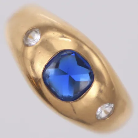 Ring med blå och vita stenar, stl 18¾, bredd 3,5-10,3mm, 18K Vikt: 5,4 g