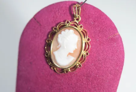 Hänge camé längd 3,5 cm bredd 2,2 cm, 18k Vikt: 3,3 g