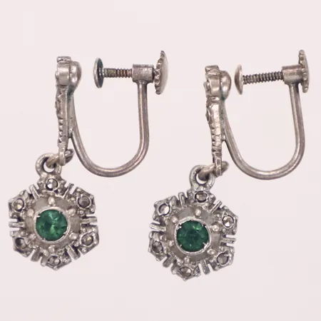 Ett par örhängen med gröna stenar samt markasiter, skruvlås, längd 25mm, silver Vikt: 4,6 g