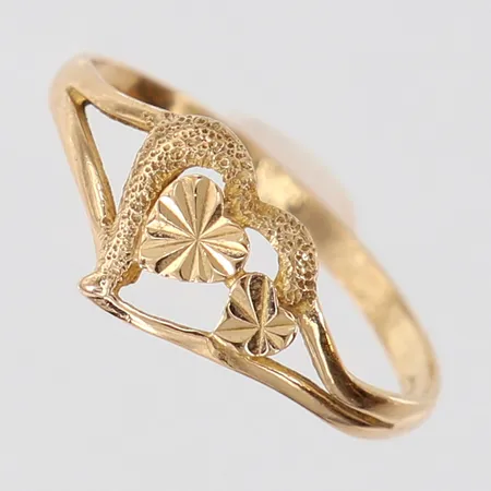 Ring med hjärtdekor, stl ca 17, bredd 1,5-8mm, skev. 18K  Vikt: 1,4 g