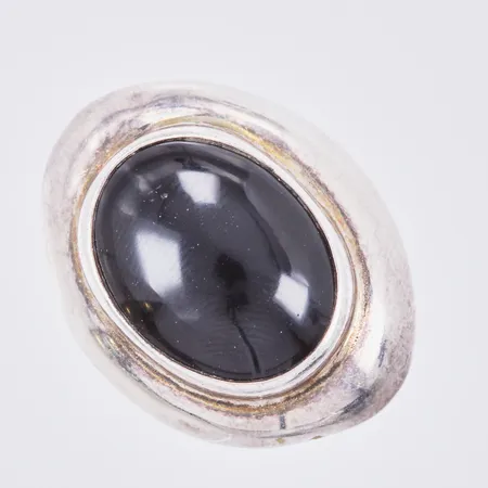 Ring med svart sten, stl: 17¼, bredd: ca 6-25mm, stämplad Mexico, 925/1000 silver Vikt: 9,3 g