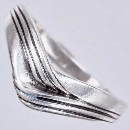 Ring, stl. 19¾, bredd: ca 2-7mm, silver, 925/1000 Vikt: 2,3 g