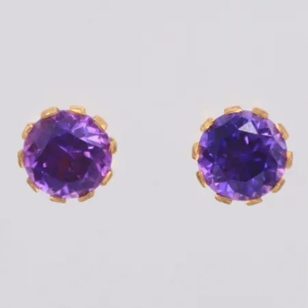 Ett par örhängen med rosalila stenar, Ø8,9mm, Falköping, år 1969, 18K  Vikt: 3,5 g