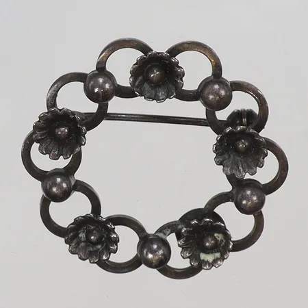 Brosch med blommor bredd 33mm, SEH (Per Ericsson Stilsmycken) Helsingborg 1952 silver 830/1000 Vikt: 5,9 g