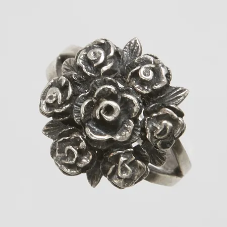 Ring, blommor, stl 16, bredd 2-15,5mm, 925/1000 silver Vikt: 3,9 g