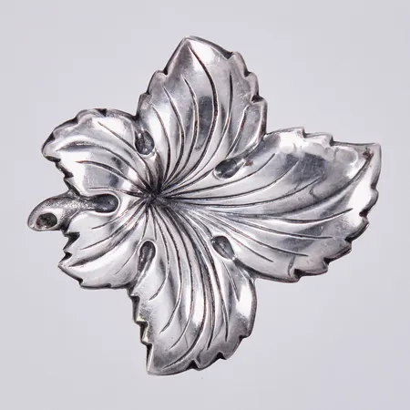 Brosch, löv, längd: ca 5,2cm, bredd: ca 3-49mm, Alton Guldvaru Ab Falköping, år 1980, silver, 830/1000 Vikt: 7,7 g