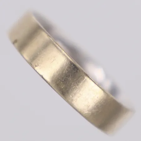 Ring, stl 20½, bredd 5,4mm, vitguld, repor, gravyr, 18K Vikt: 6,9 g